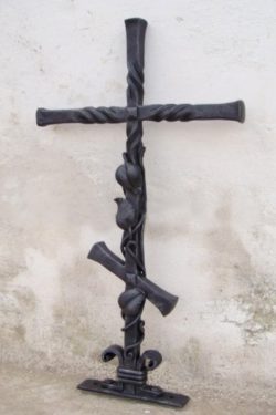 кованый могильный крест